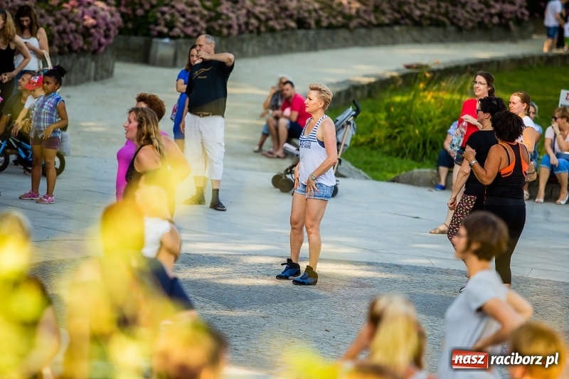 Zdjęcie w galerii na portalu naszraciborz.pl: Gorące latino w Parku Roth z Akademią Fitness wiadomości z regionu