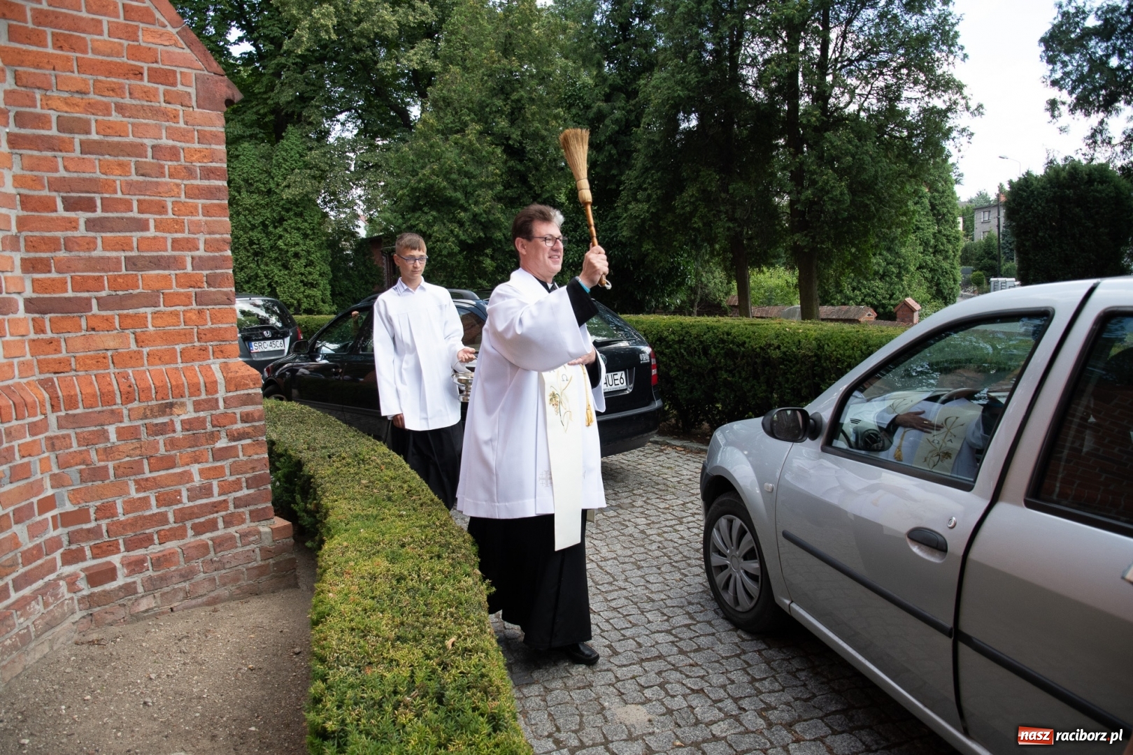 Zdjęcie w galerii na portalu naszraciborz.pl: Klaksonem do nieba! W Markowicach poświęcono pojazdy i parking wiadomości z regionu