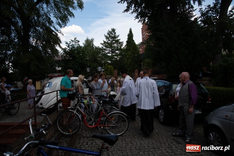 Zdjęcie w galerii na portalu naszraciborz.pl: Klaksonem do nieba! W Markowicach poświęcono pojazdy i parking wiadomości z regionu