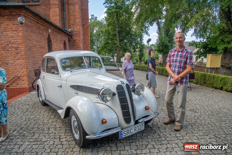 Zdjęcie w galerii na portalu naszraciborz.pl: Klaksonem do nieba! W Markowicach poświęcono pojazdy i parking wiadomości z regionu