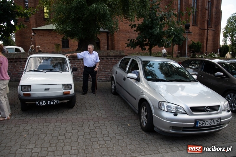 Zdjęcie w galerii na portalu naszraciborz.pl: Klaksonem do nieba! W Markowicach poświęcono pojazdy i parking wiadomości z regionu
