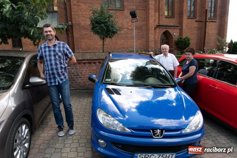 Zdjęcie w galerii na portalu naszraciborz.pl: Klaksonem do nieba! W Markowicach poświęcono pojazdy i parking wiadomości z regionu