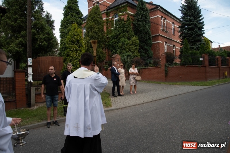 Zdjęcie w galerii na portalu naszraciborz.pl: Klaksonem do nieba! W Markowicach poświęcono pojazdy i parking wiadomości z regionu