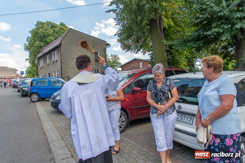 Zdjęcie w galerii na portalu naszraciborz.pl: Klaksonem do nieba! W Markowicach poświęcono pojazdy i parking wiadomości z regionu