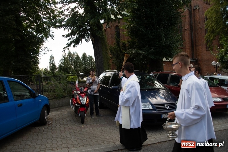 Zdjęcie w galerii na portalu naszraciborz.pl: Klaksonem do nieba! W Markowicach poświęcono pojazdy i parking wiadomości z regionu