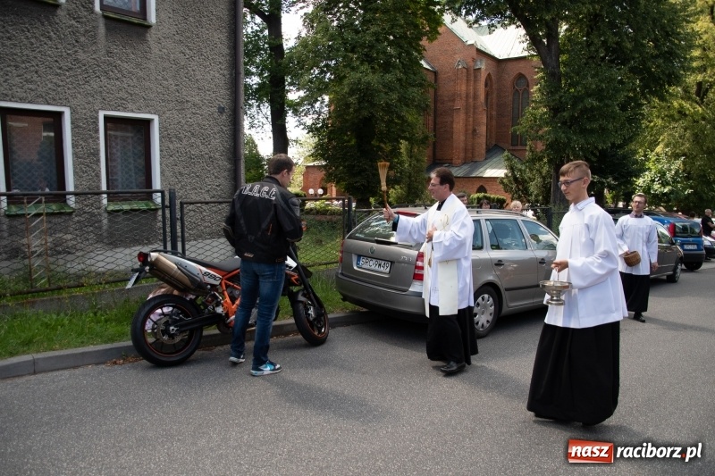 Zdjęcie w galerii na portalu naszraciborz.pl: Klaksonem do nieba! W Markowicach poświęcono pojazdy i parking wiadomości z regionu