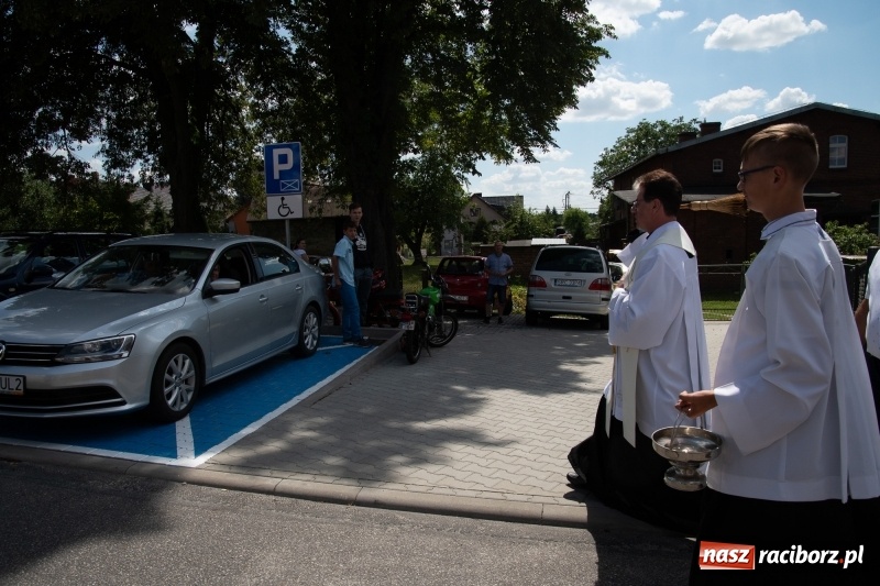 Zdjęcie w galerii na portalu naszraciborz.pl: Klaksonem do nieba! W Markowicach poświęcono pojazdy i parking wiadomości z regionu