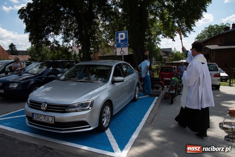 Zdjęcie w galerii na portalu naszraciborz.pl: Klaksonem do nieba! W Markowicach poświęcono pojazdy i parking wiadomości z regionu