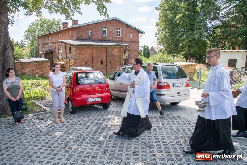 Zdjęcie w galerii na portalu naszraciborz.pl: Klaksonem do nieba! W Markowicach poświęcono pojazdy i parking wiadomości z regionu