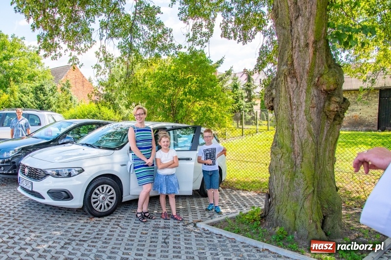 Zdjęcie w galerii na portalu naszraciborz.pl: Klaksonem do nieba! W Markowicach poświęcono pojazdy i parking wiadomości z regionu