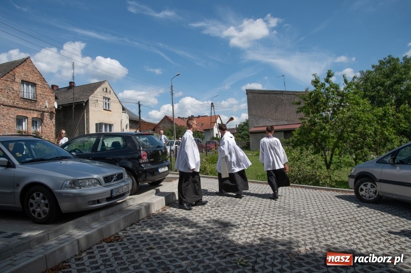 Zdjęcie w galerii na portalu naszraciborz.pl: Klaksonem do nieba! W Markowicach poświęcono pojazdy i parking wiadomości z regionu