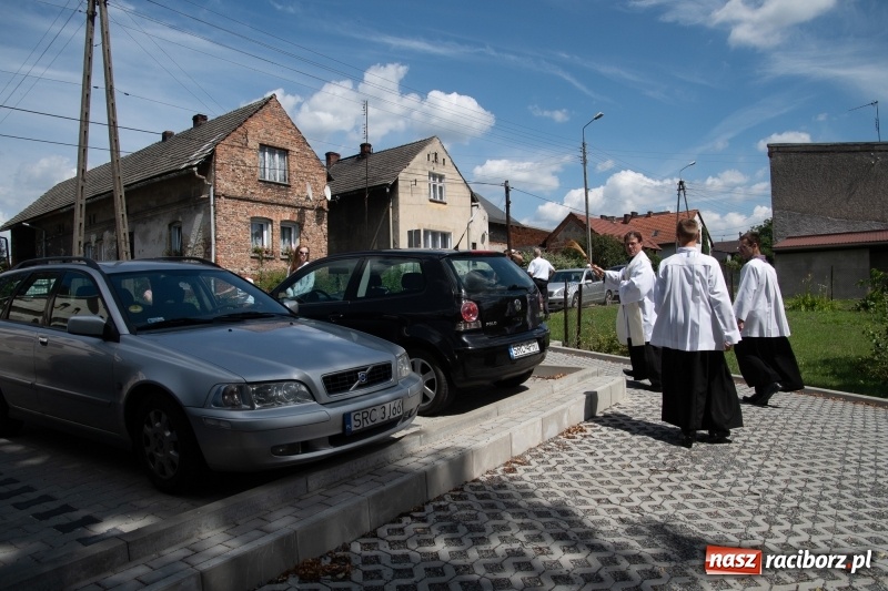 Zdjęcie w galerii na portalu naszraciborz.pl: Klaksonem do nieba! W Markowicach poświęcono pojazdy i parking wiadomości z regionu