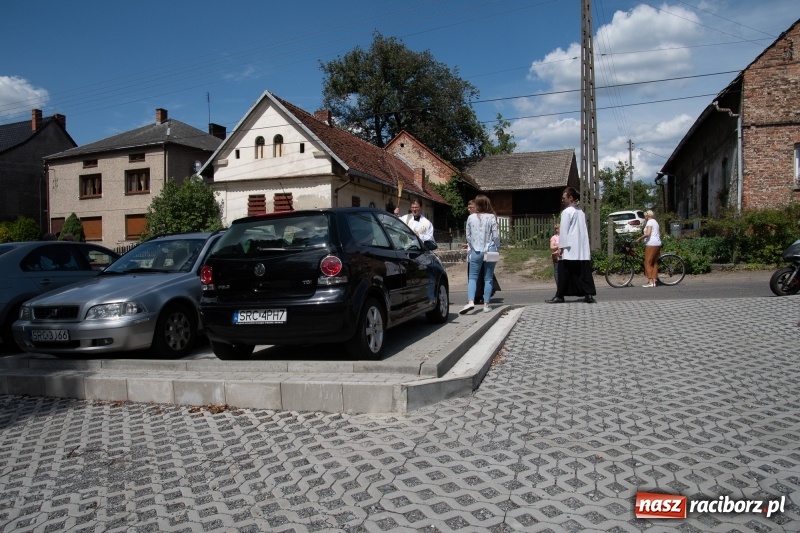 Zdjęcie w galerii na portalu naszraciborz.pl: Klaksonem do nieba! W Markowicach poświęcono pojazdy i parking wiadomości z regionu