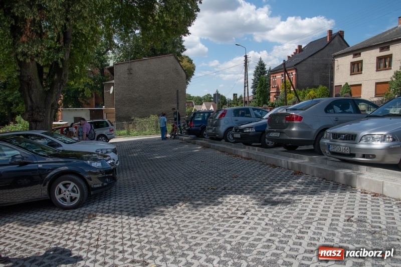 Zdjęcie w galerii na portalu naszraciborz.pl: Klaksonem do nieba! W Markowicach poświęcono pojazdy i parking wiadomości z regionu