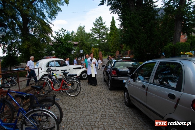 Zdjęcie w galerii na portalu naszraciborz.pl: Klaksonem do nieba! W Markowicach poświęcono pojazdy i parking wiadomości z regionu