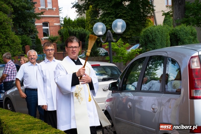 Zdjęcie w galerii na portalu naszraciborz.pl: Klaksonem do nieba! W Markowicach poświęcono pojazdy i parking wiadomości z regionu