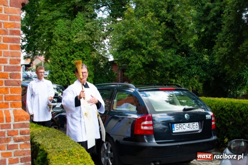 Zdjęcie w galerii na portalu naszraciborz.pl: Klaksonem do nieba! W Markowicach poświęcono pojazdy i parking wiadomości z regionu