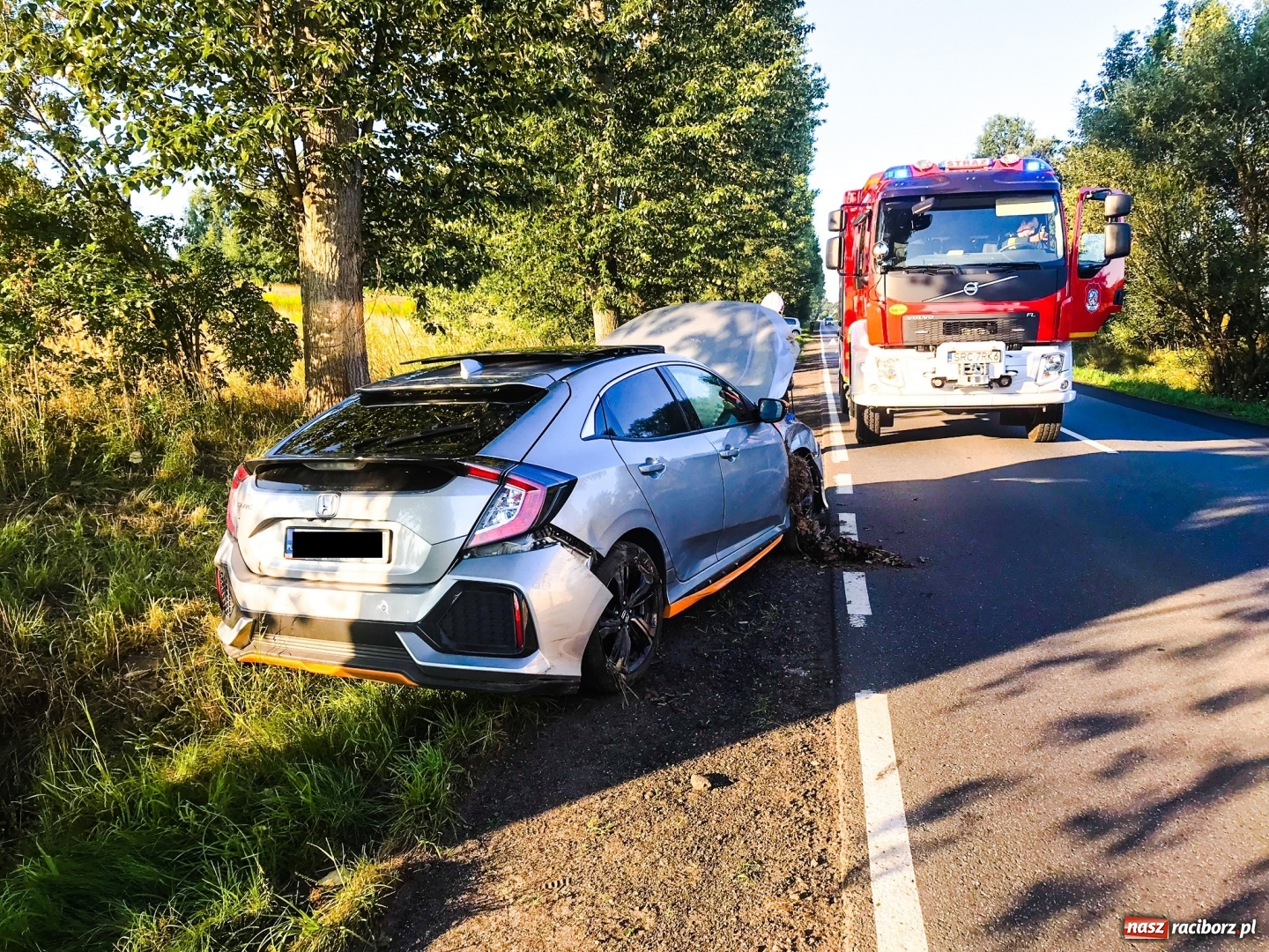 Zdjęcie w galerii na portalu naszraciborz.pl: Honda wypadła z drogi Racibórz-Babice  wiadomości z regionu