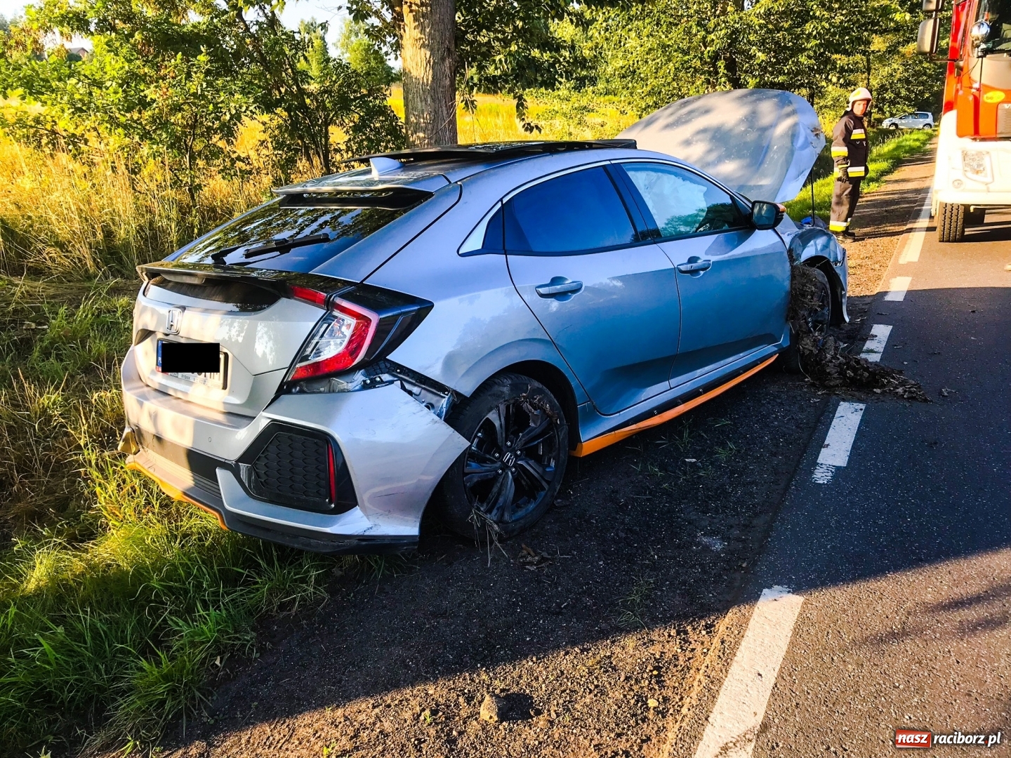 Zdjęcie w galerii na portalu naszraciborz.pl: Honda wypadła z drogi Racibórz-Babice  wiadomości z regionu