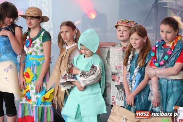 Zdjęcie w galerii na portalu naszraciborz.pl: Golce i fajerwerki na zakończenie  wiadomości z regionu