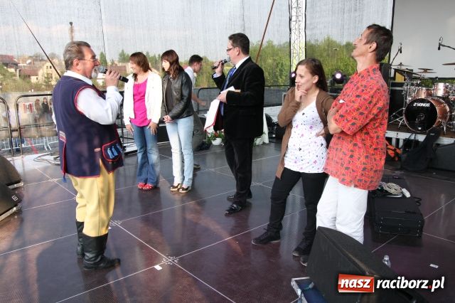 Zdjęcie w galerii na portalu naszraciborz.pl: Golce i fajerwerki na zakończenie  wiadomości z regionu