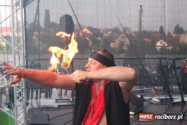 Zdjęcie w galerii na portalu naszraciborz.pl: Golce i fajerwerki na zakończenie  wiadomości z regionu