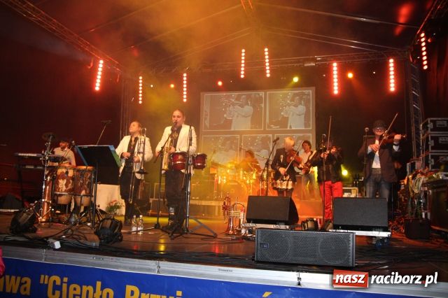 Zdjęcie w galerii na portalu naszraciborz.pl: Golce i fajerwerki na zakończenie  wiadomości z regionu