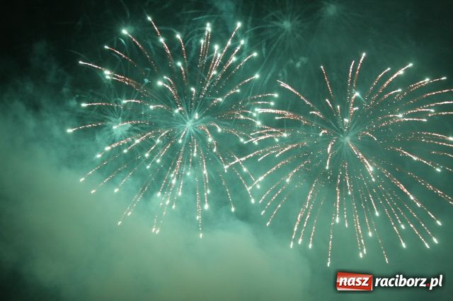Zdjęcie w galerii na portalu naszraciborz.pl: Golce i fajerwerki na zakończenie  wiadomości z regionu
