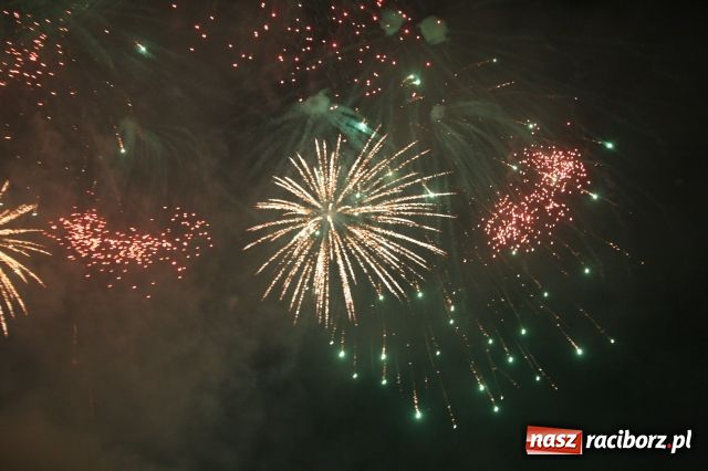 Zdjęcie w galerii na portalu naszraciborz.pl: Golce i fajerwerki na zakończenie  wiadomości z regionu
