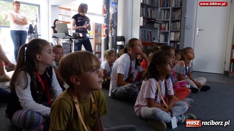 Zdjęcie w galerii na portalu naszraciborz.pl: Uczestnicy Lata z biblioteką na tropie superbohaterek wiadomości z regionu