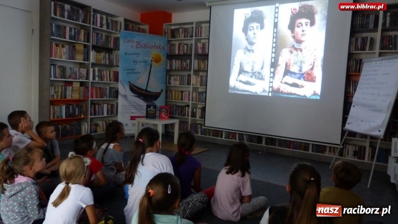 Zdjęcie w galerii na portalu naszraciborz.pl: Uczestnicy Lata z biblioteką na tropie superbohaterek wiadomości z regionu