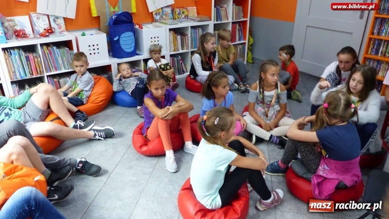 Zdjęcie w galerii na portalu naszraciborz.pl: Uczestnicy Lata z biblioteką na tropie superbohaterek wiadomości z regionu
