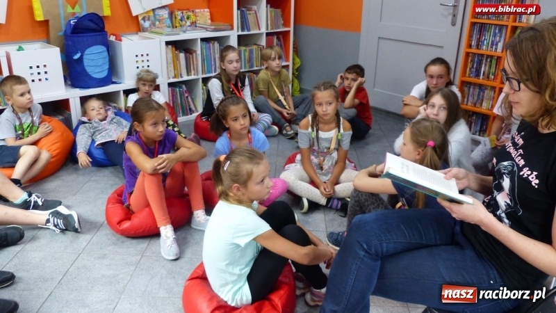 Zdjęcie w galerii na portalu naszraciborz.pl: Uczestnicy Lata z biblioteką na tropie superbohaterek wiadomości z regionu
