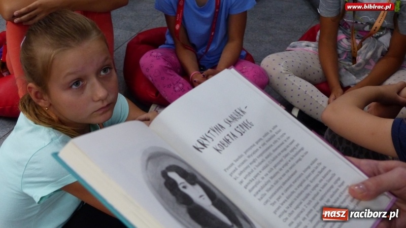 Zdjęcie w galerii na portalu naszraciborz.pl: Uczestnicy Lata z biblioteką na tropie superbohaterek wiadomości z regionu