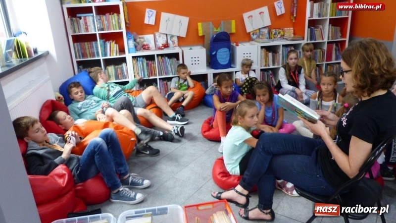 Zdjęcie w galerii na portalu naszraciborz.pl: Uczestnicy Lata z biblioteką na tropie superbohaterek wiadomości z regionu