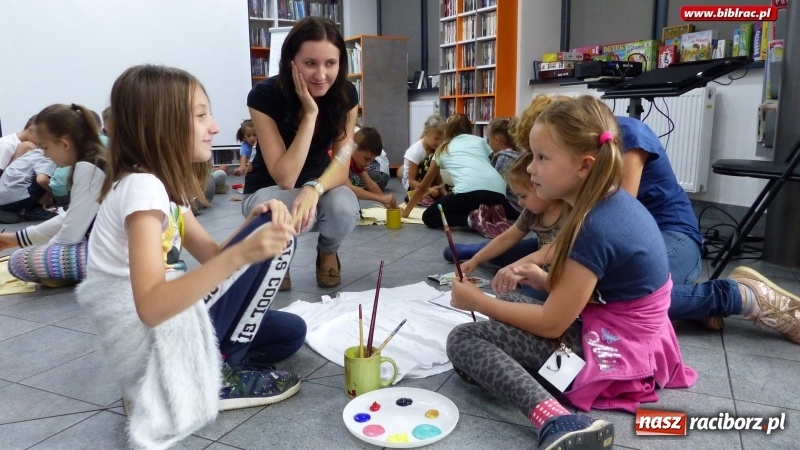 Zdjęcie w galerii na portalu naszraciborz.pl: Uczestnicy Lata z biblioteką na tropie superbohaterek wiadomości z regionu