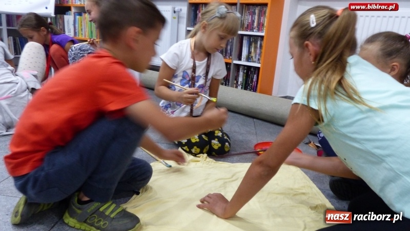 Zdjęcie w galerii na portalu naszraciborz.pl: Uczestnicy Lata z biblioteką na tropie superbohaterek wiadomości z regionu
