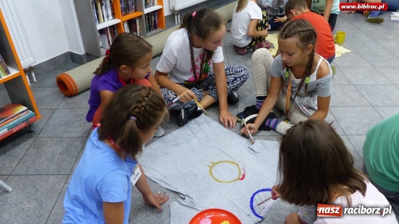 Zdjęcie w galerii na portalu naszraciborz.pl: Uczestnicy Lata z biblioteką na tropie superbohaterek wiadomości z regionu