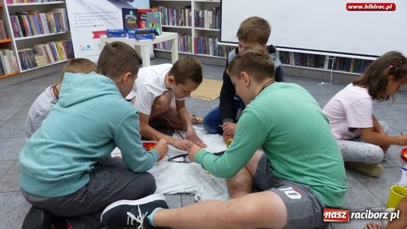 Zdjęcie w galerii na portalu naszraciborz.pl: Uczestnicy Lata z biblioteką na tropie superbohaterek wiadomości z regionu