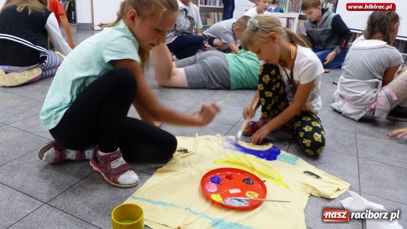 Zdjęcie w galerii na portalu naszraciborz.pl: Uczestnicy Lata z biblioteką na tropie superbohaterek wiadomości z regionu