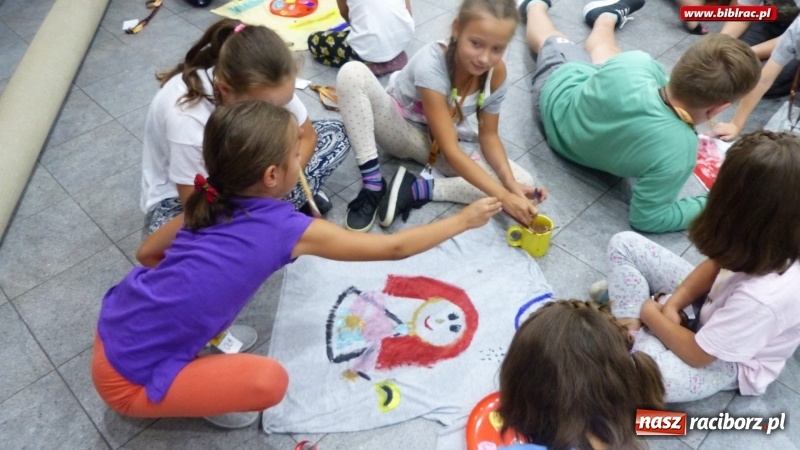 Zdjęcie w galerii na portalu naszraciborz.pl: Uczestnicy Lata z biblioteką na tropie superbohaterek wiadomości z regionu