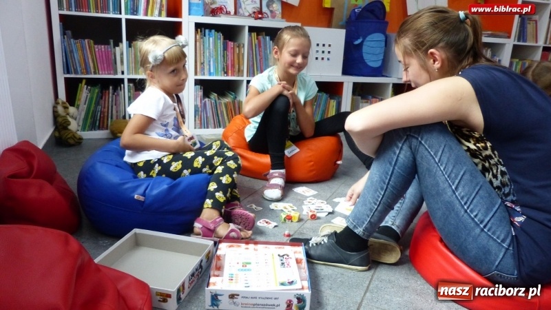 Zdjęcie w galerii na portalu naszraciborz.pl: Uczestnicy Lata z biblioteką na tropie superbohaterek wiadomości z regionu