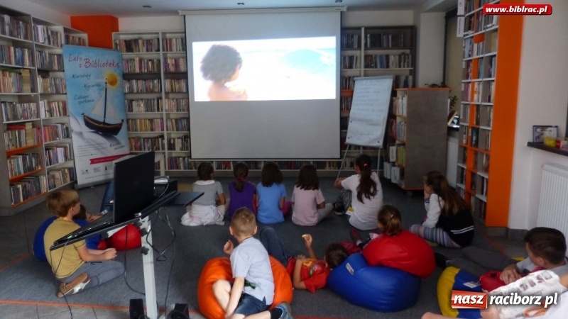 Zdjęcie w galerii na portalu naszraciborz.pl: Uczestnicy Lata z biblioteką na tropie superbohaterek wiadomości z regionu