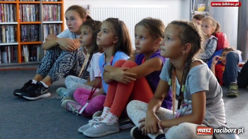 Zdjęcie w galerii na portalu naszraciborz.pl: Uczestnicy Lata z biblioteką na tropie superbohaterek wiadomości z regionu