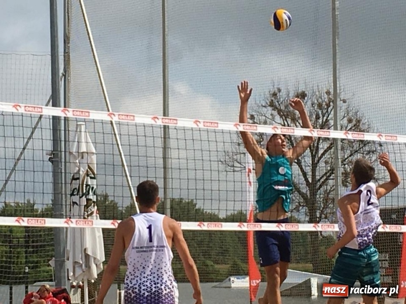 Zdjęcie w galerii na portalu naszraciborz.pl: Siatkarze plażowi KS AZS Rafako szóstą parą MP Juniorów wiadomości z regionu
