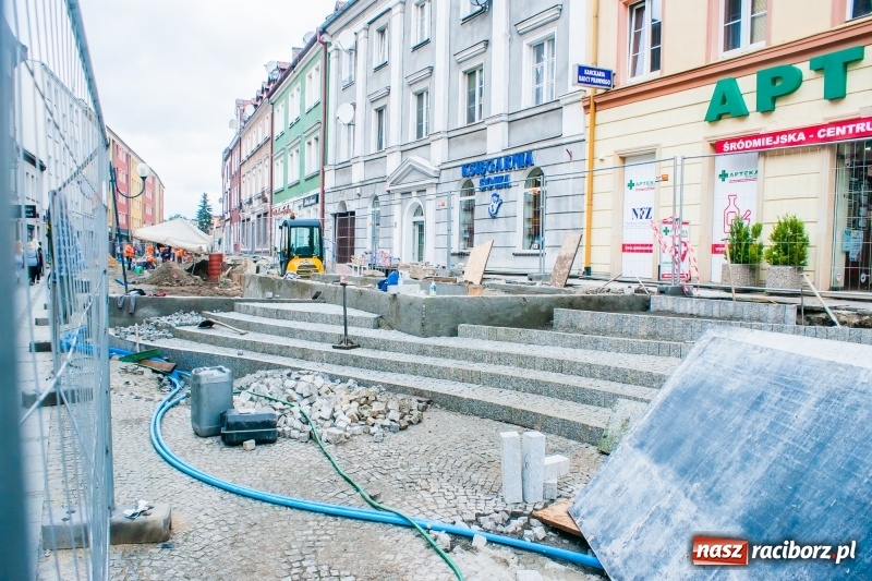 Zdjęcie w galerii na portalu naszraciborz.pl: Raciborska starówka zaczyna falować, czyli ulica Długa w remoncie wiadomości z regionu