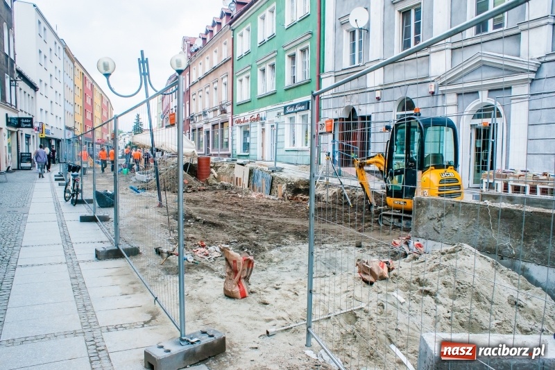 Zdjęcie w galerii na portalu naszraciborz.pl: Raciborska starówka zaczyna falować, czyli ulica Długa w remoncie wiadomości z regionu