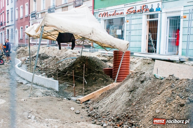 Zdjęcie w galerii na portalu naszraciborz.pl: Raciborska starówka zaczyna falować, czyli ulica Długa w remoncie wiadomości z regionu