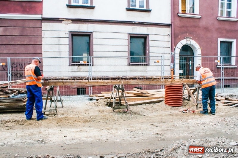 Zdjęcie w galerii na portalu naszraciborz.pl: Raciborska starówka zaczyna falować, czyli ulica Długa w remoncie wiadomości z regionu