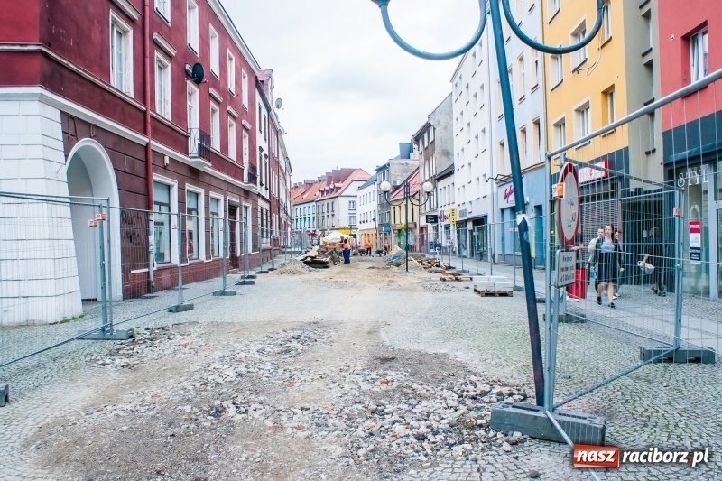 Zdjęcie w galerii na portalu naszraciborz.pl: Raciborska starówka zaczyna falować, czyli ulica Długa w remoncie wiadomości z regionu